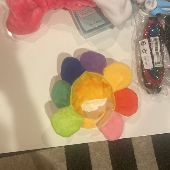 Flower hat for any size cat or dog has a Velcro easy strap - Picture 2 of 2